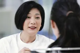 与李昕相谈甚欢！巩晓彬晒合影：左边第二和右边第二 恨不能相逢图片