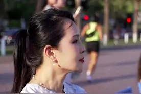 56岁伊能静带女儿海边度假，皮肤紧致状态好，小米粒长得像秦昊图片