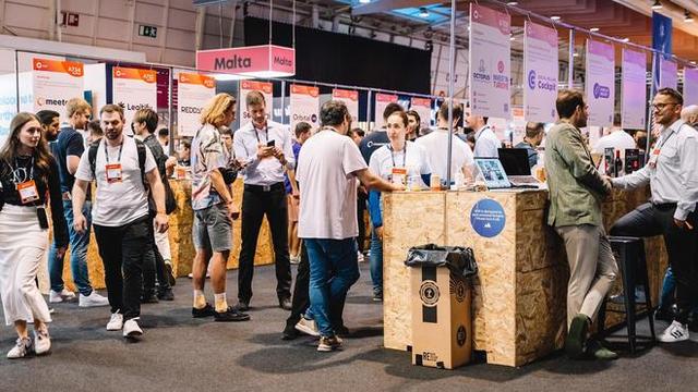 美国AI巨头高管：像DeepSeek这样蒸馏后采取开源，并不违法