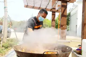 请环卫工人吃免费午餐！商丘爱心店主带厨师为环卫工做免费餐图片
