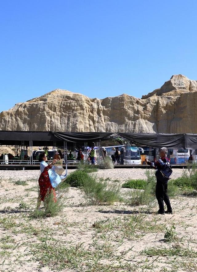 游新疆乌伦古湖海上魔鬼城