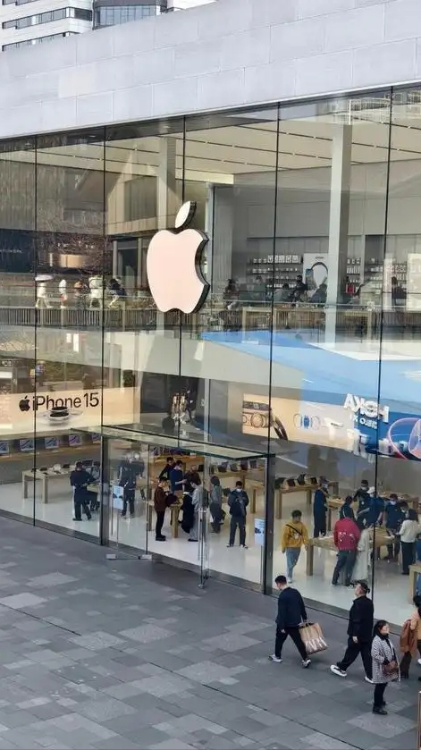 不只是性价比，雷军多次提及iPhone，小米、华为们都在打什么算盘