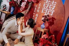 28岁国足第1帅哥青岛老家大婚！妻子身材傲人，郎才女貌获赞般配图片