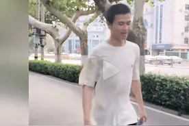 韦神回济南看妈妈啦，所住小院曝光！妈妈喜静，他买俩大西瓜回家图片