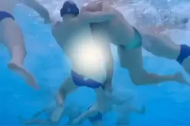 巴黎奥运会尺度最大项目,水球比赛扯内裤？泳池走光一片被播出图片