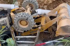 福建漳州：一挖掘机不慎翻进4米深沟渠，司机被困住无法自救，消防紧急救援图片