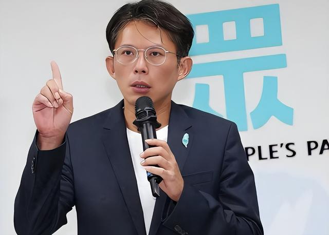 在中日关系敏感时期，他竟然率团赴日访问，为了刷存在感毫无底线