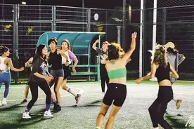 社交消费逐渐崛起！年轻人旅游运动吃饭皆可找“搭子”图片