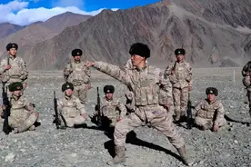 在塔沟武校习武六年，他成为了军营中的“武术教头”！图片