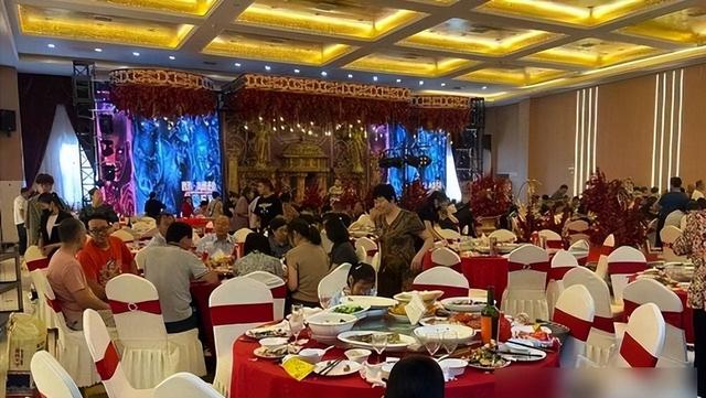 太丢人了，北京一大爷参加酒席，随礼200，竟连喝带拿6瓶五粮液