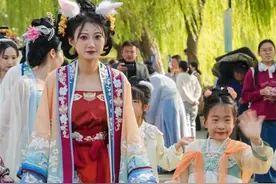 惊艳了！大明湖畔上演汉服巡游好似穿越古今图片