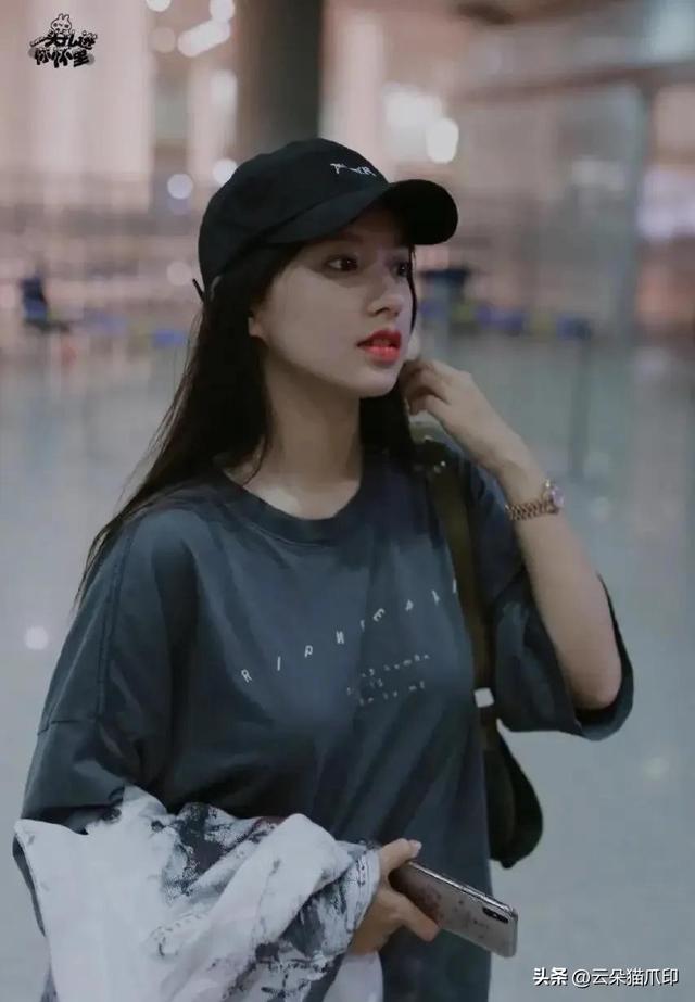 她身材真是太好了，大T恤都遮不住，所以她不能胖，一胖就特显壮