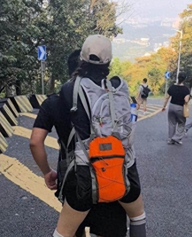 广东女子登山脚崴，被陌生小伙背40分钟下山，恶心的一幕出现了