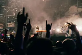 深圳年轻人搞钱新路数：演唱会摆摊，有人三天赚一万图片