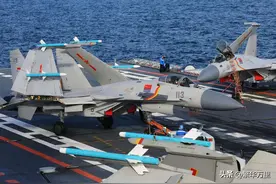 歼15B舰载机，四代半精锐，航母战机混编，到底有多强悍？图片