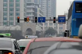 “黄灯”最后一秒过线，继续行驶算闯红灯吗？交警给出权威解答图片