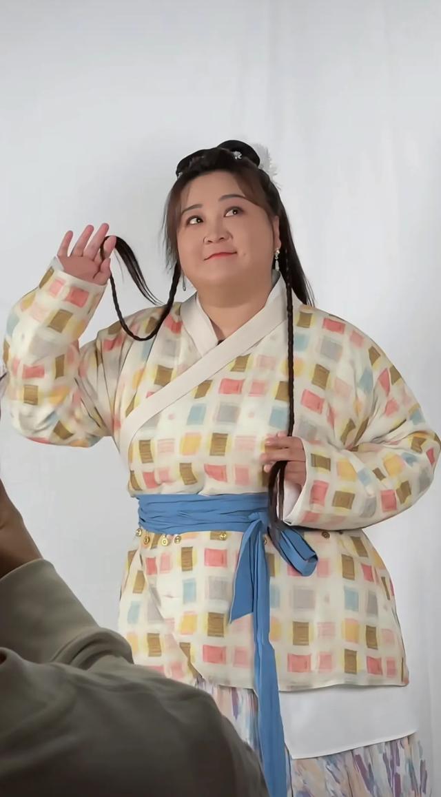 雷佳音没撒谎！退出春晚	、解散公司、性格大变的贾玲，证实他的话