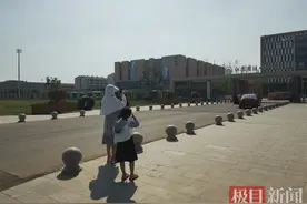 姜萍所在地成打卡圣地，不用再担心学费了，已有当地爱心人士上门图片