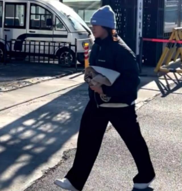 全红婵归队了！她变化真大，身材高挑颜值抢眼，留了长发气场强大