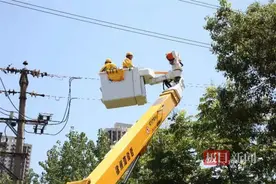 连续烈日暴晒下作业，他们多举措“汗”卫城市清凉图片