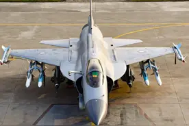 美铁杆盟友倒向中国，组建中械军，人民币结算，130亿买中国战机图片