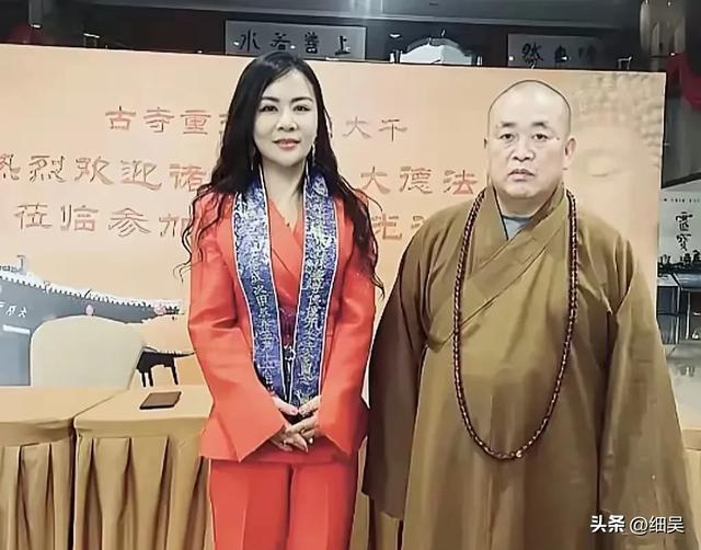 释永信与美女的同框，他笑起来的时候挺憨厚的，同框个个是美女！
