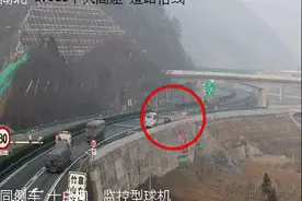 十堰高速惊险一幕，车辆突然变道停车险酿事故图片