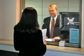 加拿大永居持十年美签入境被拒？ 北京户口申旅游美签三次被拒？图片