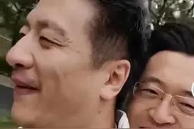 张雪峰：不会开车的亿万总裁。骑电动车出行超幸福，超拉风图片