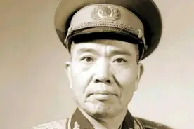 他是毛主席第一任警卫排长，绝命后卫师唯一幸存团长，55年授中将图片