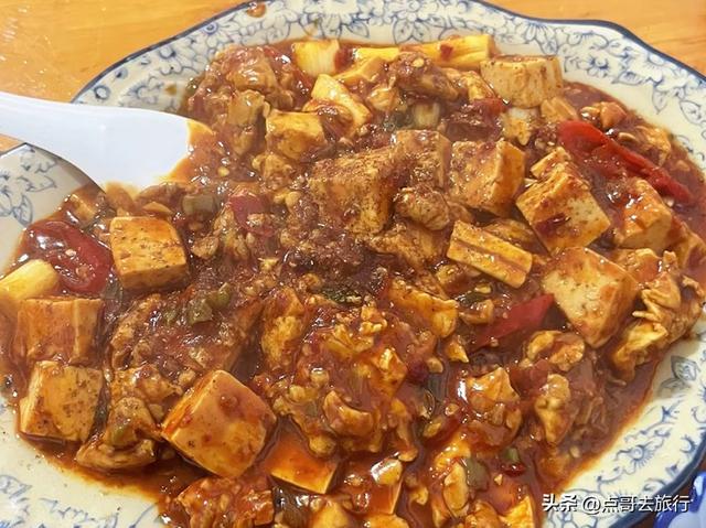 成都20000株牡丹惊艳盛放，华丽与黄墙相映，不愧是顶流赏花地！