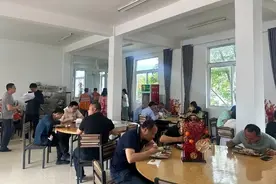 安徽一机关食堂五菜一汤仅10元 官方：工作人员在景区值班吃盒饭 把食堂让给游客图片