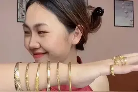 美女晒老公送的金镯子，网友评论一顿打假，整整五天没更新视频了图片