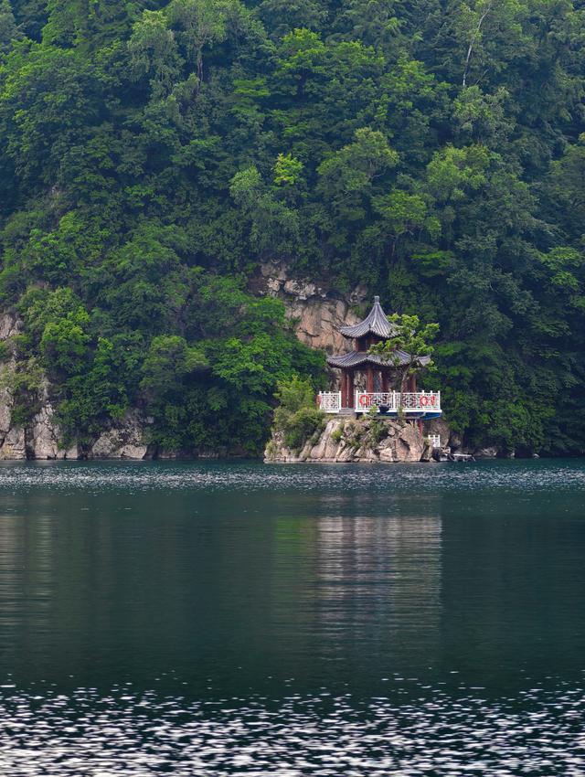 龙湾群火山口湖寻奇：在吊水壶与西夹荒邂逅地质与人文的诗篇