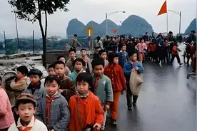 一组八十年代小学生春游照片，那种天真快乐太宝贵了图片