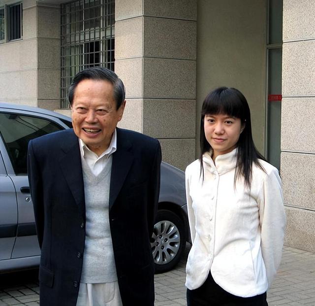 2021年，99岁杨振宁与72岁岳母罕见出镜，头发黑了，翁帆有些发福