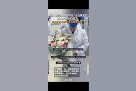 家属送的花里插的碳素笔瞬间被同事抢光，医护人员眼里笔比物重要图片