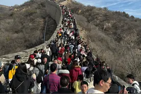 长城 天坛 颐和园全挤爆了，看天安门升旗凌晨5点半去也白搭！图片