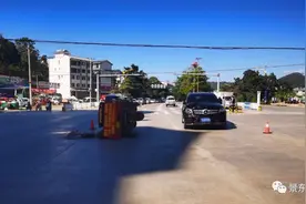 三轮车撞上奔驰，事故发生后三轮车驾驶人弃车逃离，现已主动投案图片