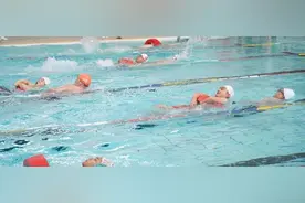 来看“水中蛟龙”！这场“清凉”比赛看完令人安心→图片