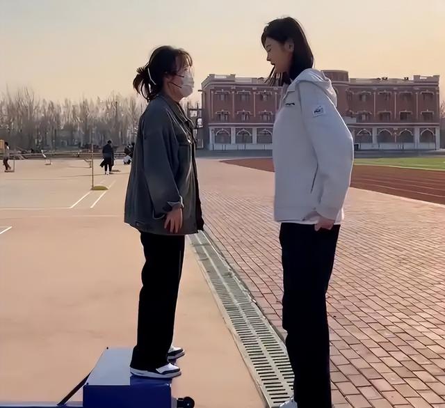 东北女孩身高2.26米，貌美如花	，妈妈却天天发愁：这辈子都难嫁人