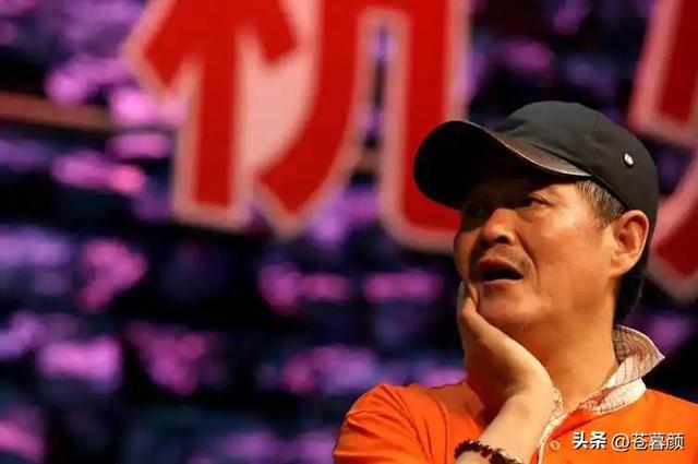 有钱有什么用？68岁赵本山近况曝光，三人打伞伺候，女儿是心头病