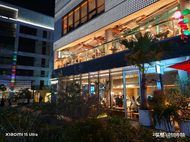 上海GateM西岸梦中心,为开封滨湖商业提供了湖畔松弛感的参考