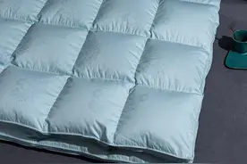 用旧羽绒服做的新羽绒被，虽然腰都要累折了，但成就感满满的图片