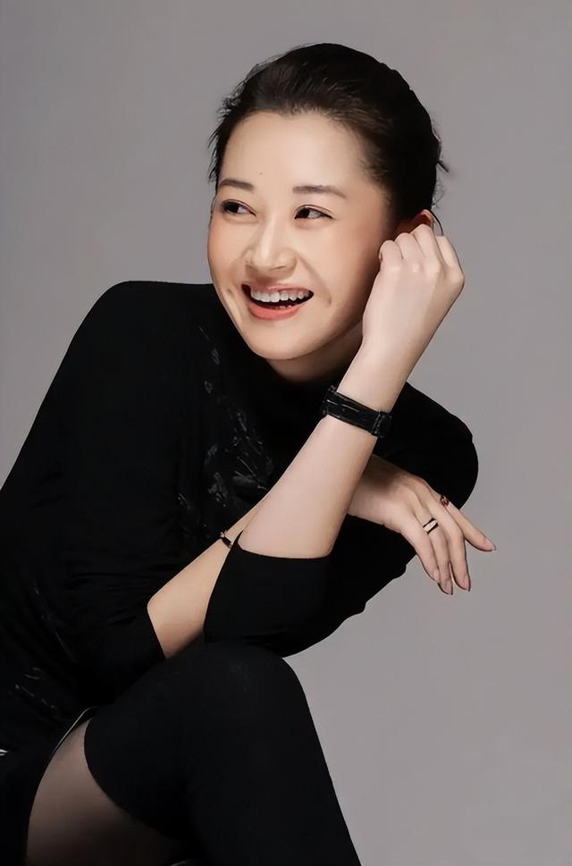 她一生 “风流成性、老少通吃”，撩汉无数，现如今56岁却依旧单身