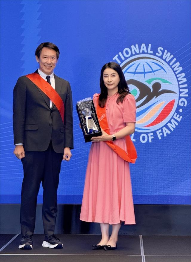 霍启刚高调官宣喜讯仨月	，郭晶晶再破天花板，让整个贵妇圈沉默了