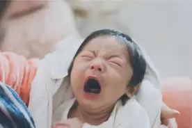 宝宝几个月能分清妈妈和陌生人？认生越早，代表孩子越聪明吗？图片