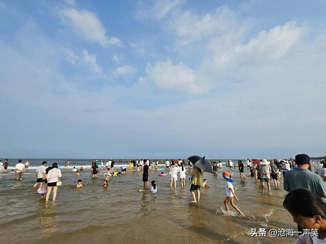 看八月的海景图，除人山人海形容外，还有什么成语可以比喻呢？