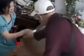 异想天开，大爷按摩遭拒后去摸小姐姐的手，是“人老心不老啊！图片