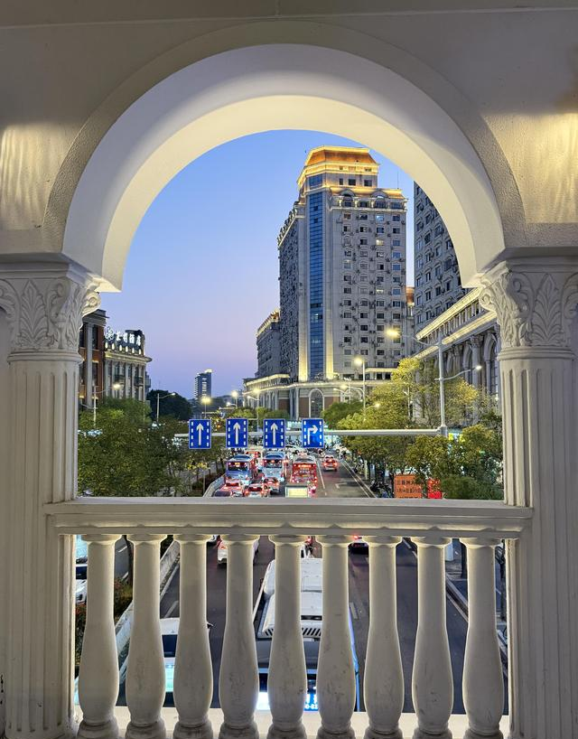 美国朋友来福州旅游，回国后一个劲摇头：中国已经是超一等国家了